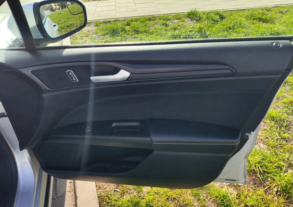 Ford Mondeo cena 48500 przebieg: 220000, rok produkcji 2017 z Warszawa małe 379